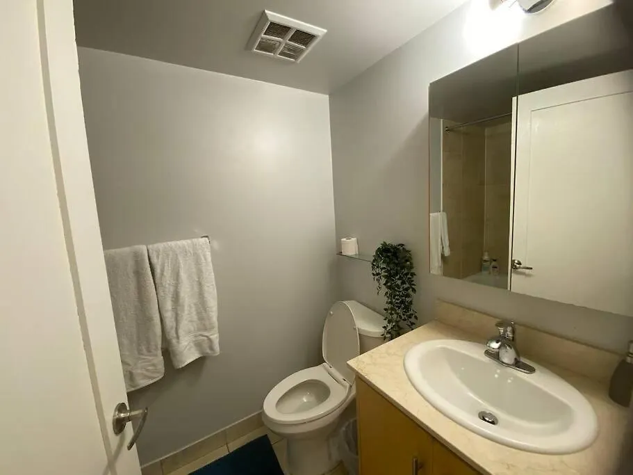 1+Den Condo With Balcony, Free Parking Toronto Kanada