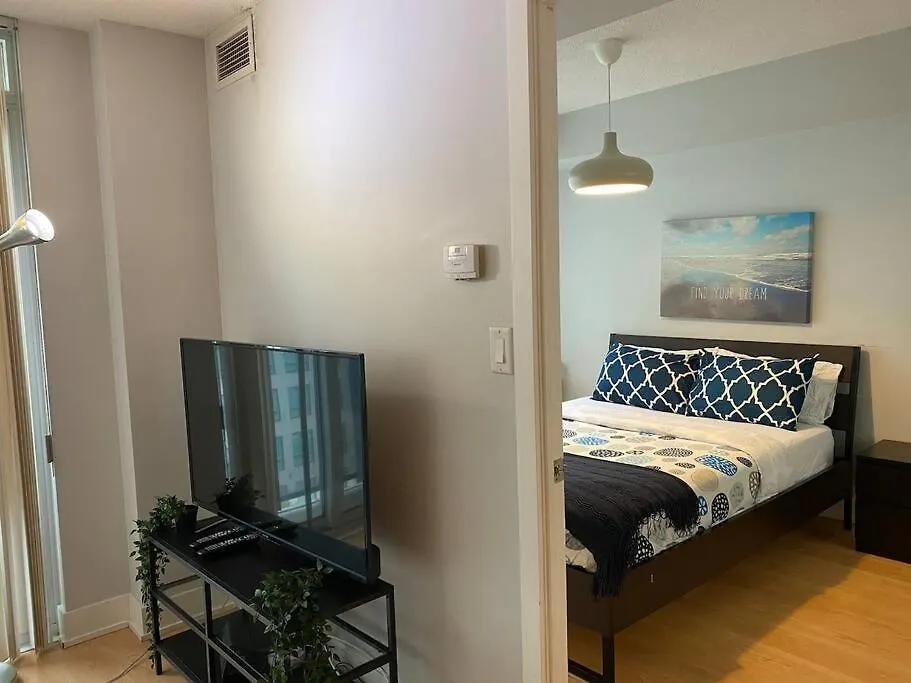 1+Den Condo With Balcony, Free Parking Toronto Kanada